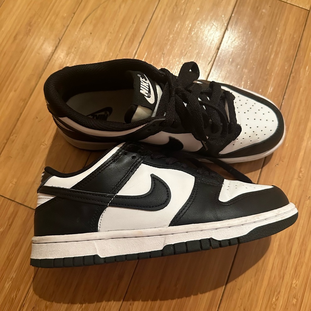 Nike black and white dunk sneakers in low - size 7.5